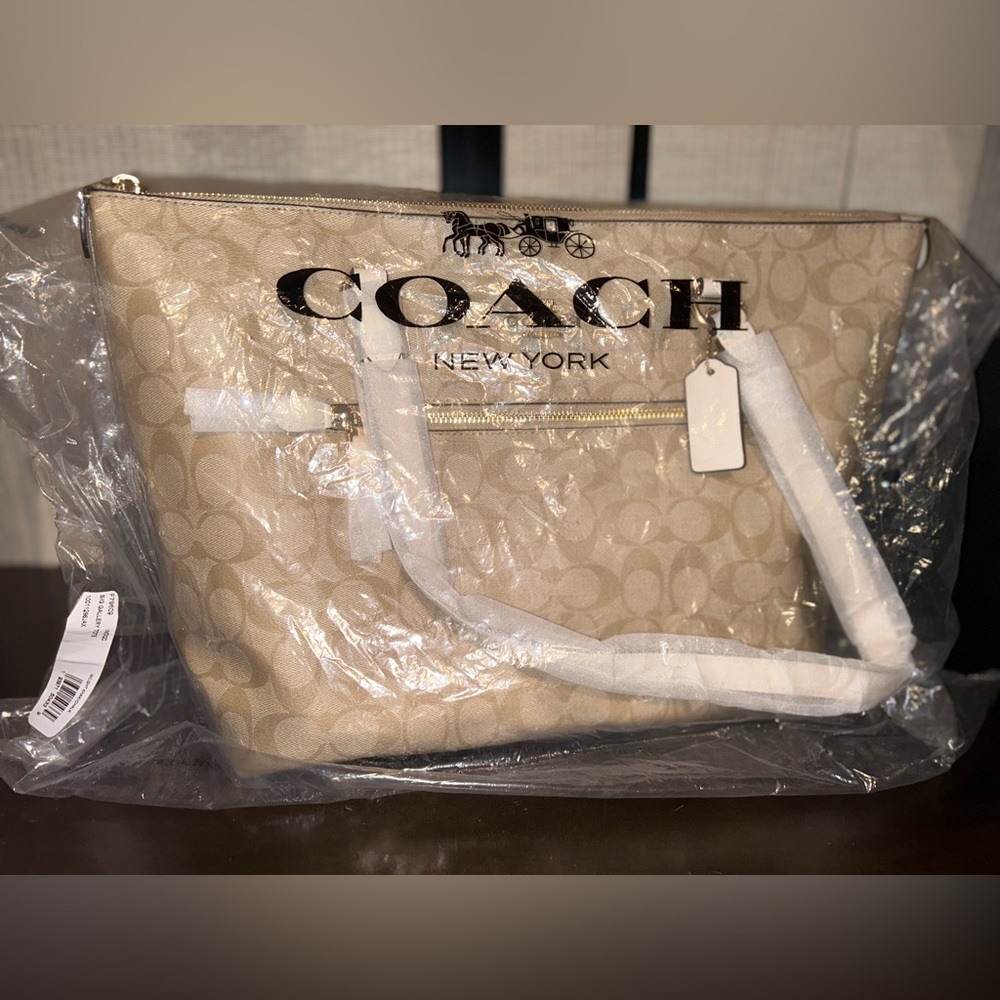 Coach Signature Gallery Tote in Light Khaki/Chalk